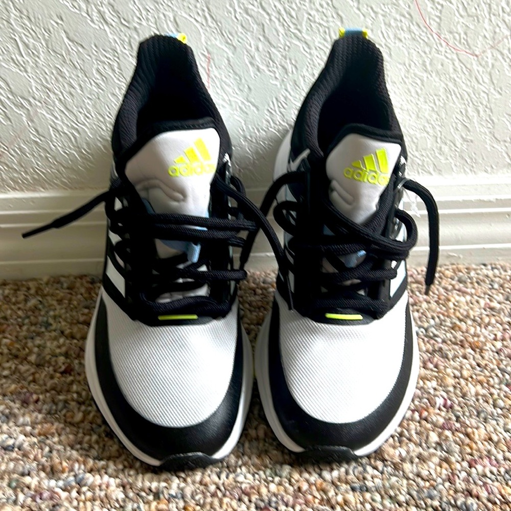 BRAND NEW WORN OnCe too big ): size
7 women's!